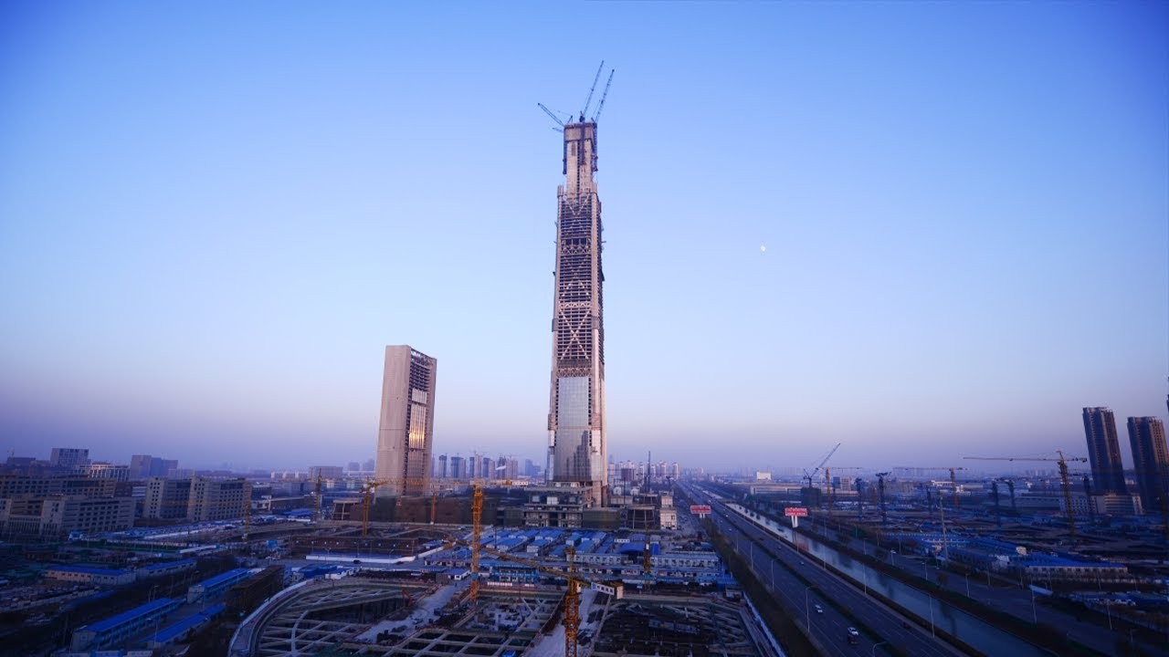 Les travaux ont débuté il y a 13 ans...l'imposant Goldin Finance 117 de 597 mètres n'est toujours pas achevé à ce jour à Tianjin en Chine .