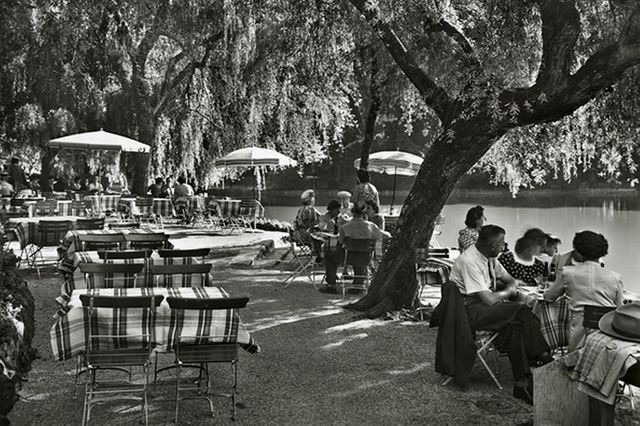 Le lac de Sauvabelin et le restaurant en 1950: des espaces aérés et une atmosphère appaisante autour de la terrasse ombragée.