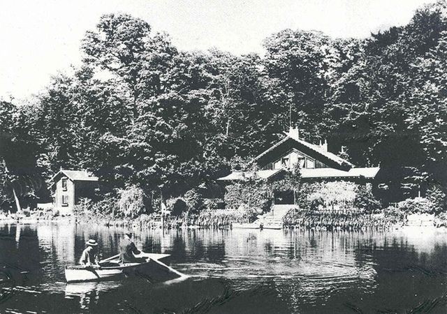 Le restaurant du lac dans les années 1900. La « guinguette » du projet actuel de rénovation sera inspirée de l'atmosphère de l'époque.