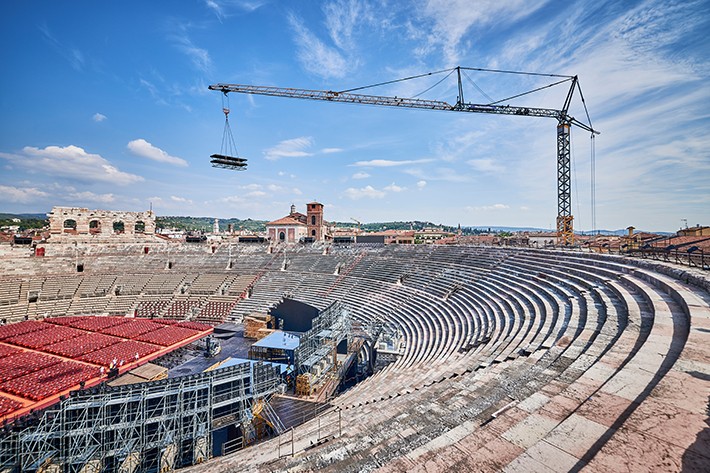 La 125 K a été montée directement sur les murs antiques de l’amphithéâtre de Vérone. Grâce à sa grande portée, elle a pu desservir l’entière surface de la scène depuis là-haut.