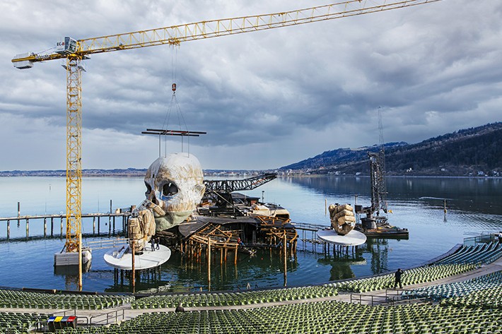 Le décor de la scène du lac à Bregenz est démonté à l’aide d'une 150 EC-B posée sur une fondation ancrée dans le lac de Constance.