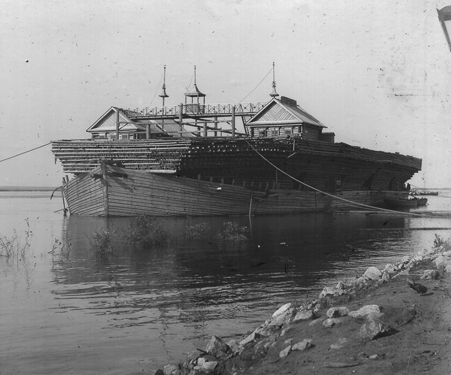 Photo d'une grande Beljana en 1917. Ils s'agissait d'énormes bateaux en bois construits pour le transport du bois sur le fleuve.