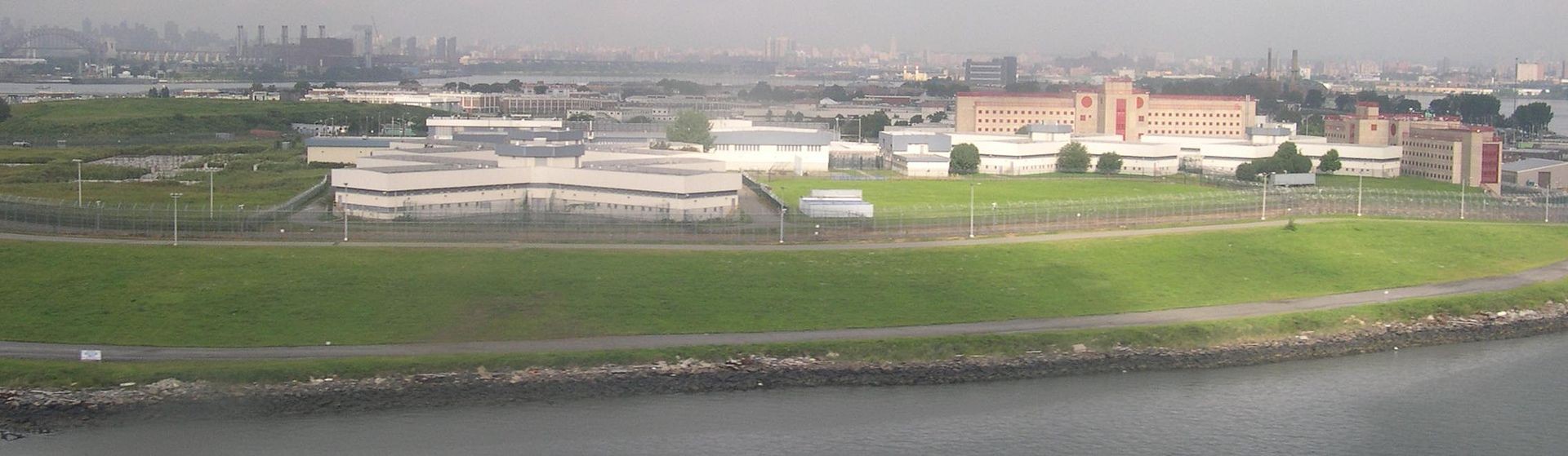 Située sur l'East River, Rikers Island compte au total dix prisons pouvant accueillir 15'000 détenus.