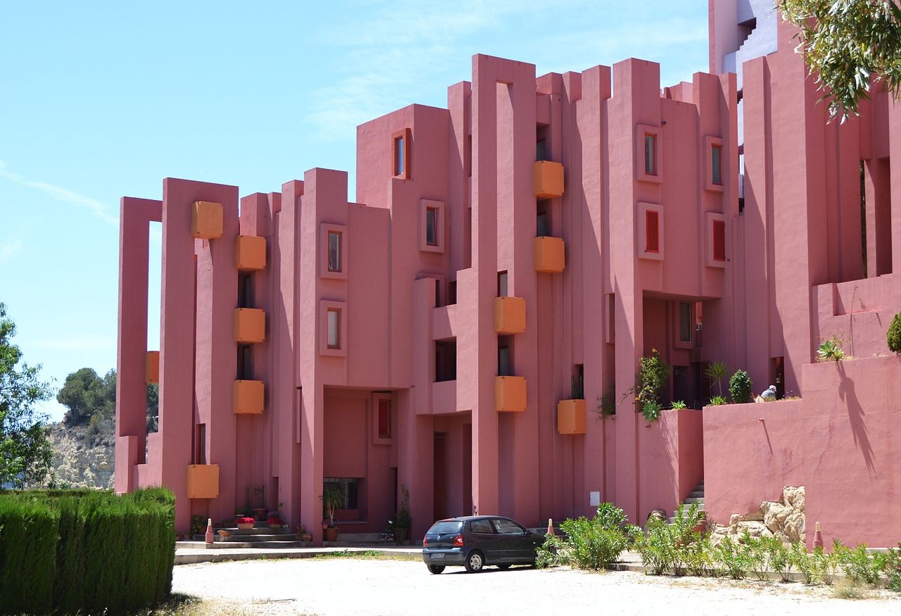 Construite comme une forteresse, la Muralla Roja est une interprétation moderne de l’architecture arabe méditerranéenne. Inspiré par la tradition de la kasbah d’Afrique du Nord, ce complexe d’appartements postmodernes se situe dans la petite ville de Calp