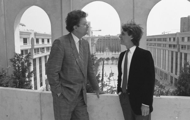 Ricardo Bofill sur le chantier du quartier Antigone à Montpellier avec le maire de l'époque Georges Frêche.