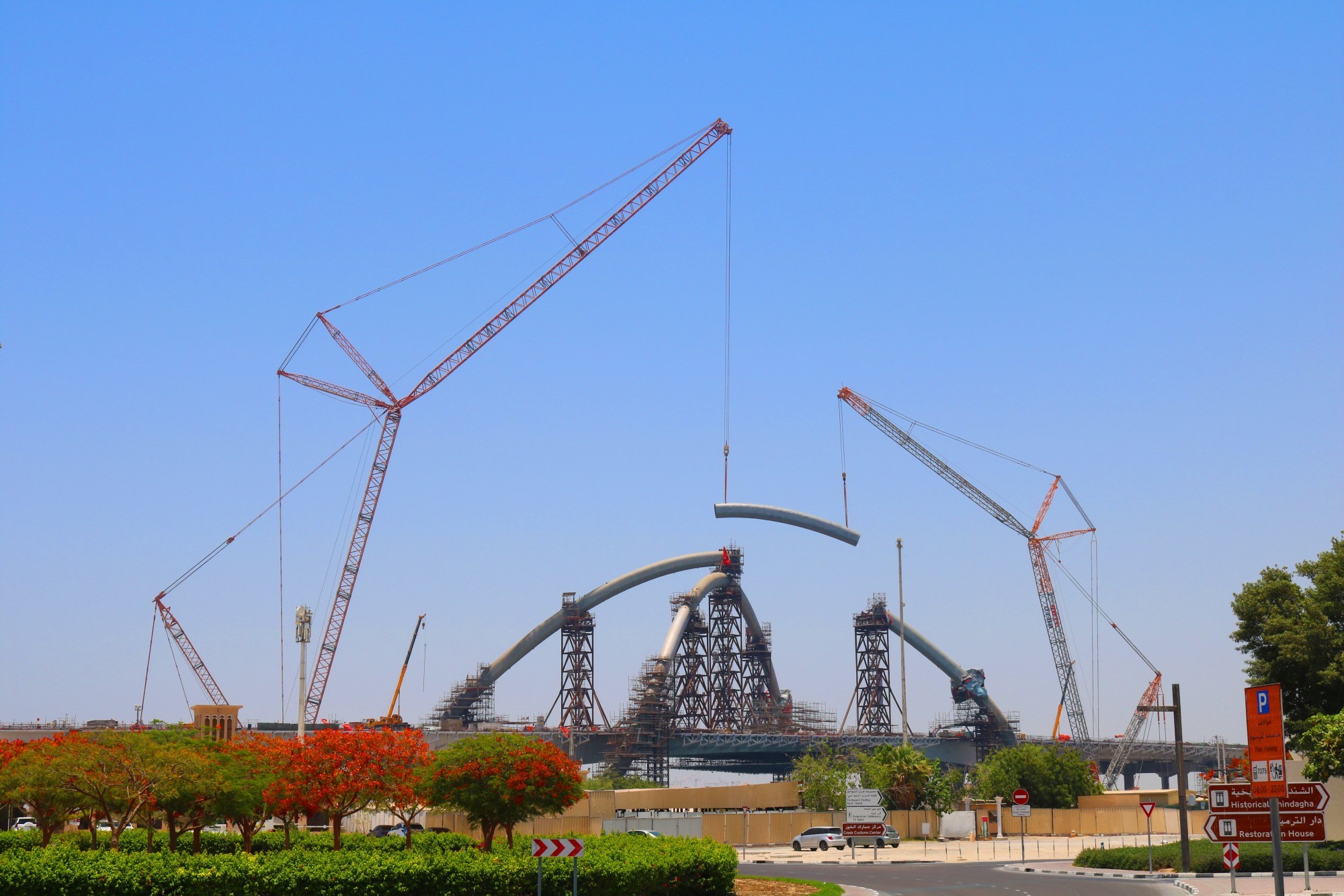 L'ensemble de l'opération  du Infinity Bride de Dubai s'est déroulé sur une période de six mois, et la dernière pièce de l'arche infinie a été installée en mai de cette année.