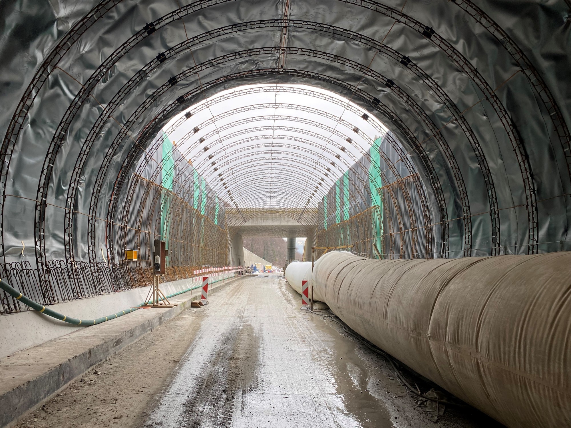 Percement du tunnel des Evouettes: reprise des travaux au front nord. La méthode de « voûte parapluie double » sera mise en place sur le site.