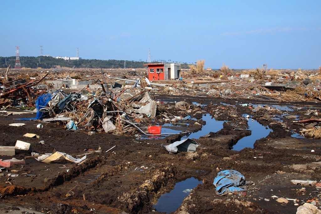 La ville détruite de Minamisōma après la vague géante. Un an après la catastrophe nucléaire, la terre contaminée a été retirée dans différentes villes autour de la centrale nucléaire.
