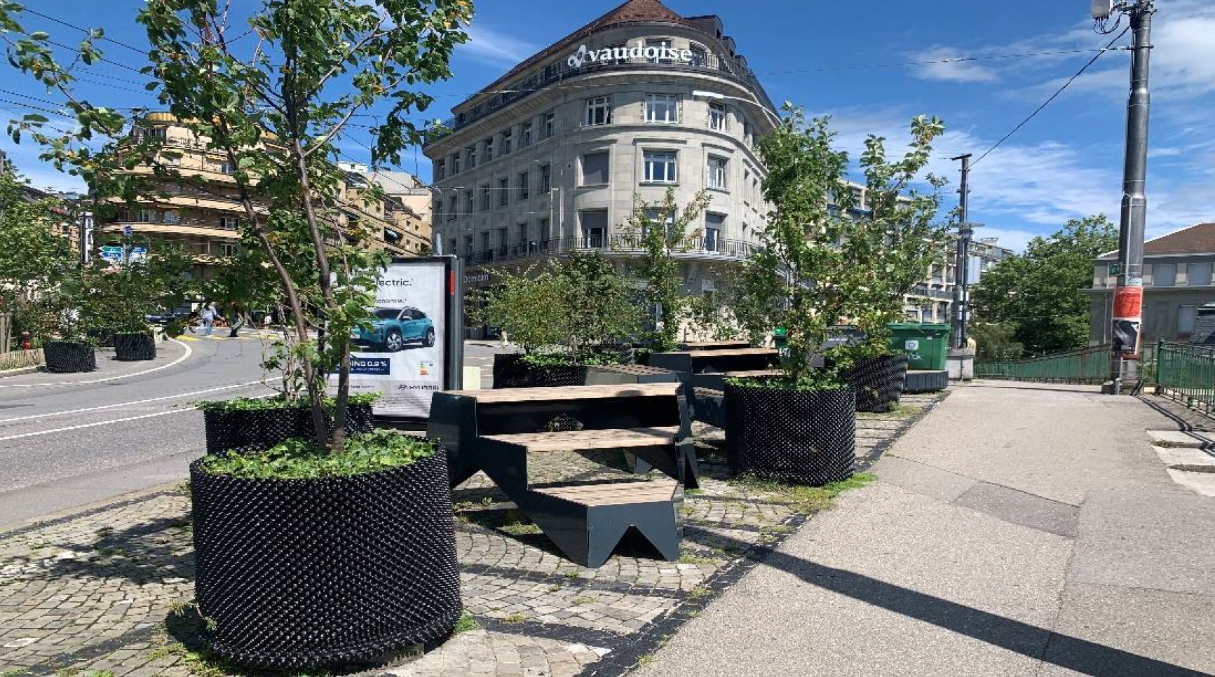 Le quartier Benjamin-Constant se situe à proximité immédiate du centre-ville. Il accueille de nombreux commerces et des établissements de consommation. Il participe à l'aménagement urbain de la ville de Lausanne.