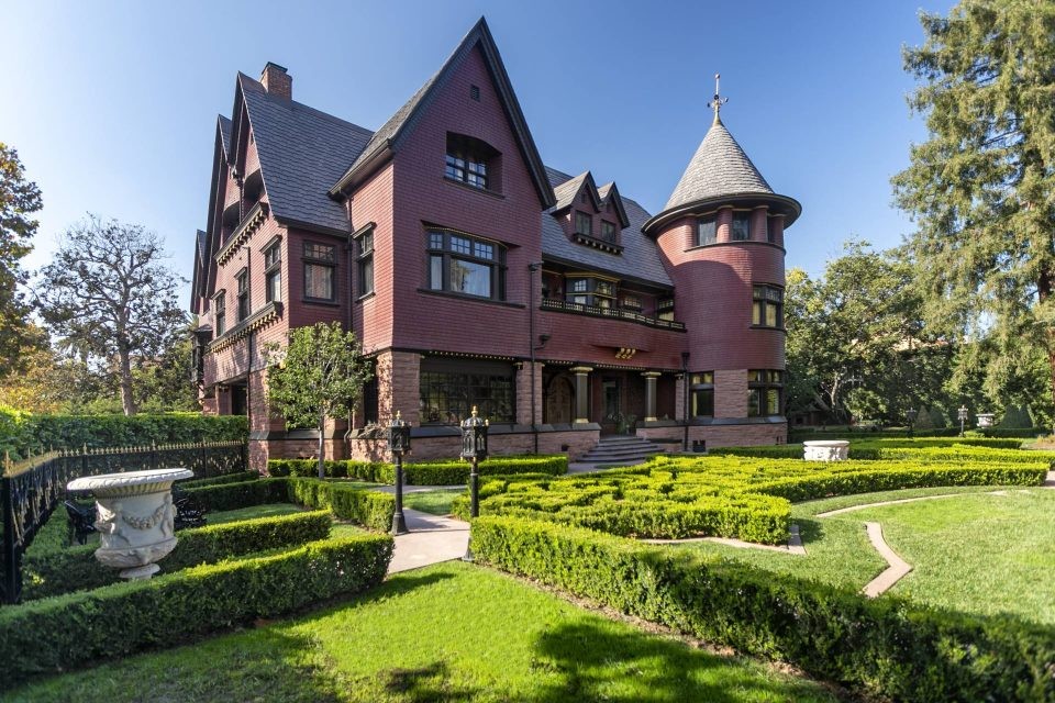 La demeure de Kat Von D’s  du nom de Cheaper By The Dozen est un impressionnant manoir en vente aux USA pour le prix de 15 millions de dollars.