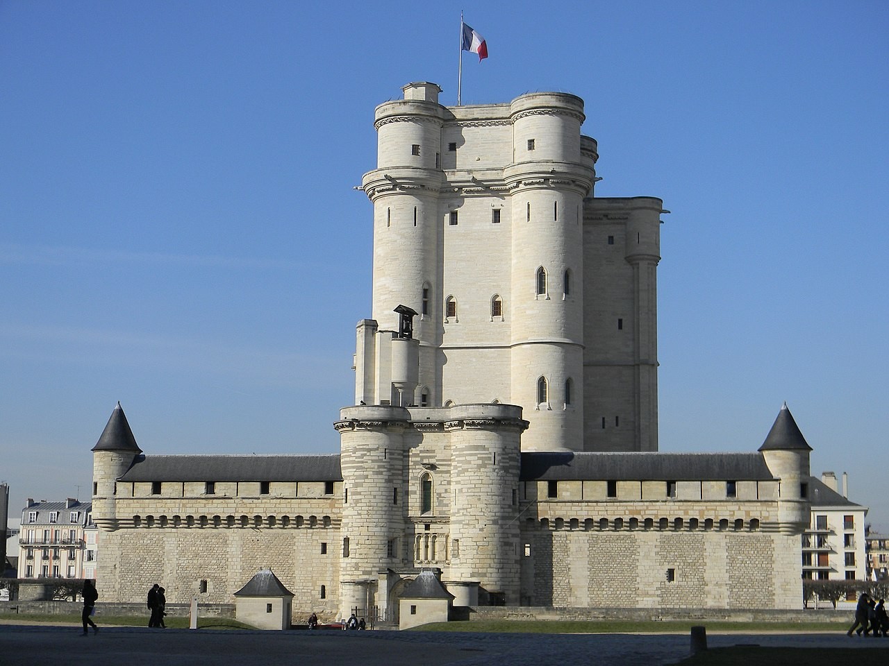 En mars 2022,  le pont-levis du château de Vincennes  dans le Val-de-Marne ainsi que le  pont dormant vont être rénovés. Les travaux vont se poursuivre sur une durée de 10 mois.