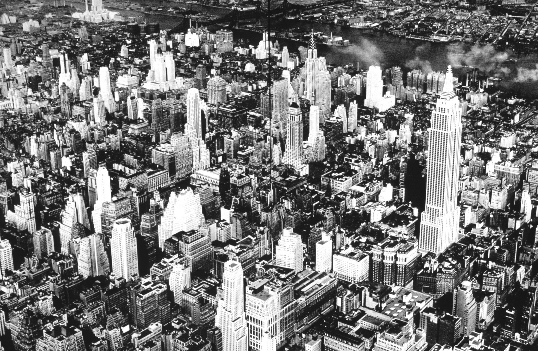 Vue de Manhattan vers 1932. L'Empire State Building se trouve à l'avant droit de l'image.
