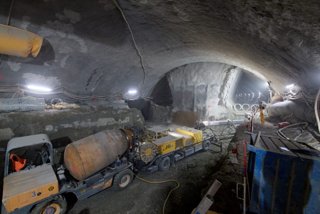 Le projet Avenir de la gare de Berne se poursuit mais a pris du retard dû à différents facteurs: la pandémie Covid-19, des problèmes de géologie et de contamination du site. Il n'y aura pas d'ouverture officielle mais elle se fera de façon échelonnée.