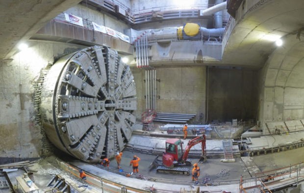Une étape importante a été franchie le 15 février sur le chantier du prolongement du RER E vers l’ouest avec l’arrivée du tunnelier Virginie à Haussmann-Saint-Lazare, dans le centre de Paris. Les 8 km de tunnel du projet, dont deux creusés en traditionnel