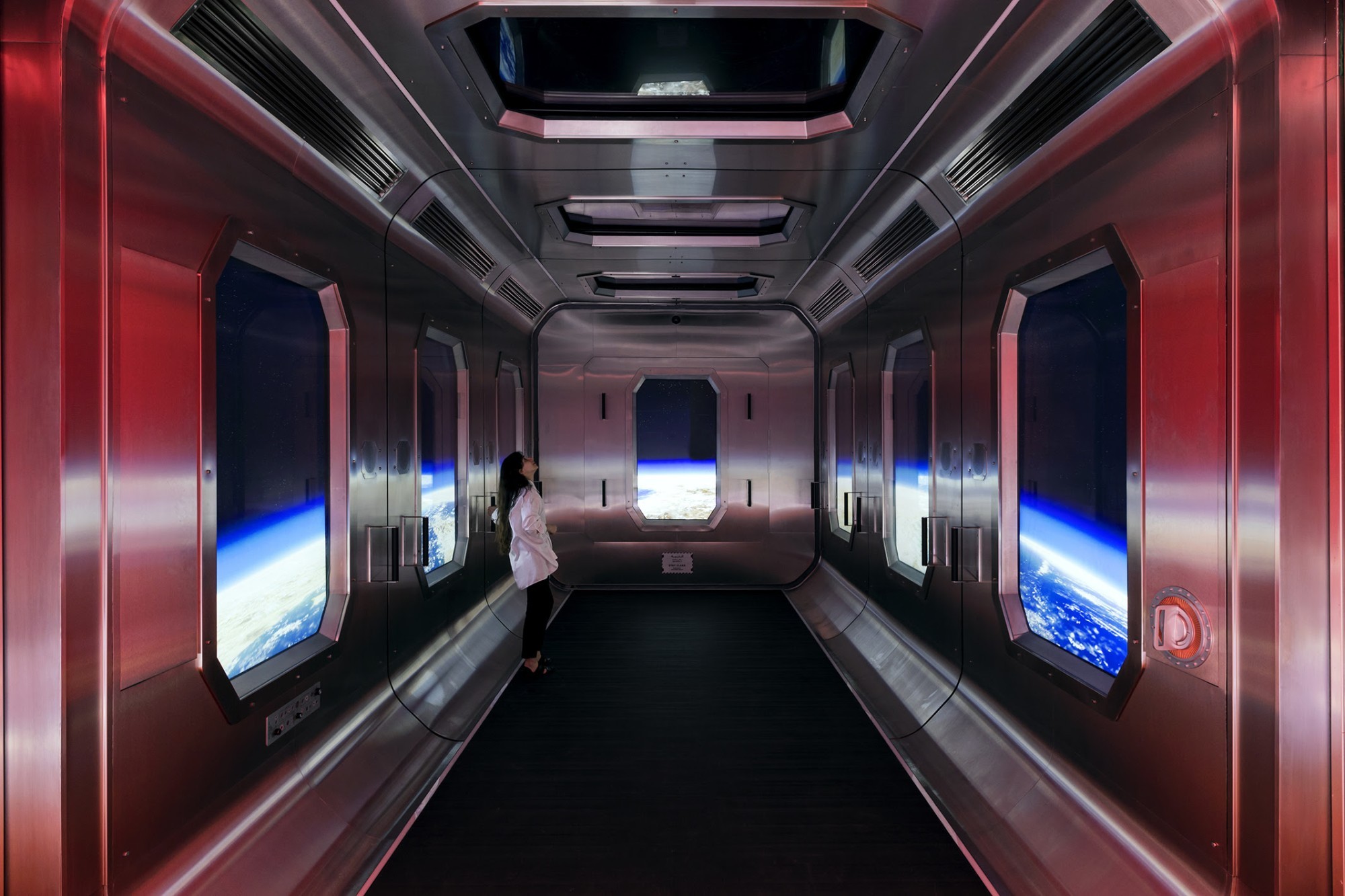L'exposition « Journey of the Pioneers » catapulte les visiteurs du musée en 2071 sur la station spatiale OSS Hope par une course d'ascenseur rapide, mise en scène comme une capsule spatiale filmée.