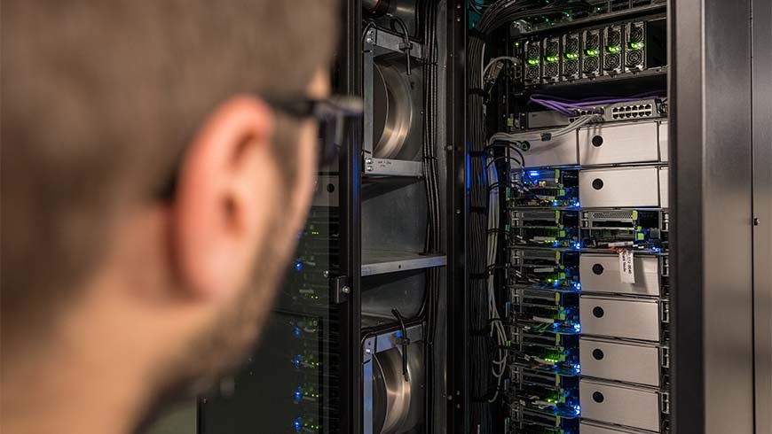 Un centre de données récemment installé dans le bâtiment de recherche NEST ne sert pas seulement au traitement des données, mais contribue également au chauffage de l'ensemble du bâtiment. Le but du projet est de chercher des moyens d'optimiser l'efficaci