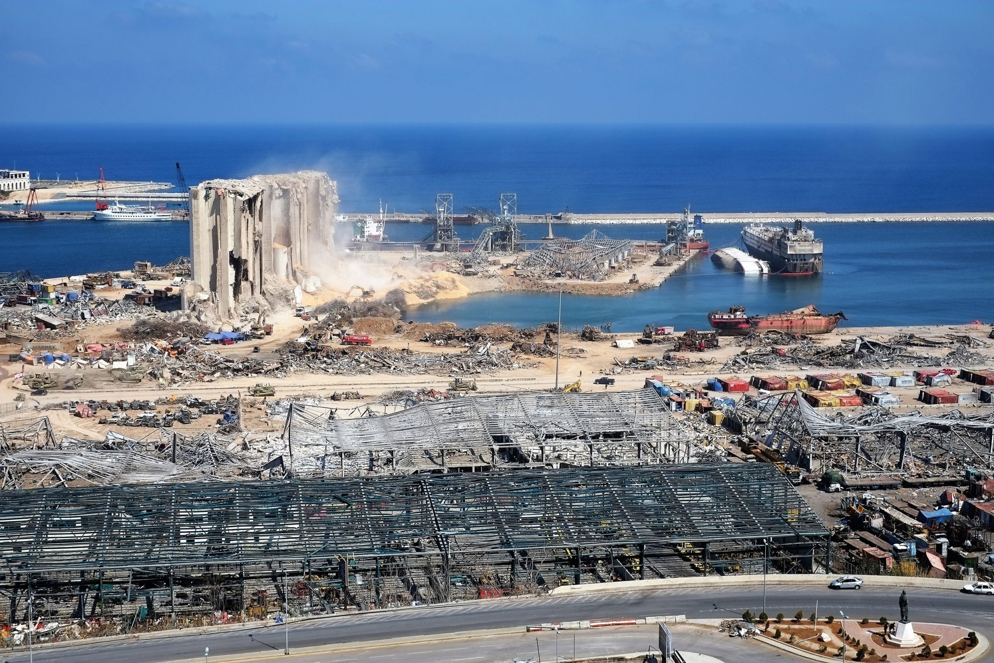 Les ruines des silos à grains dans le port de Beyrouth (à gauche sur la photo) à peine trois semaines après la catastrophe. Les silos étaient les plus grands du pays et avaient une capacité de 120'000 t.