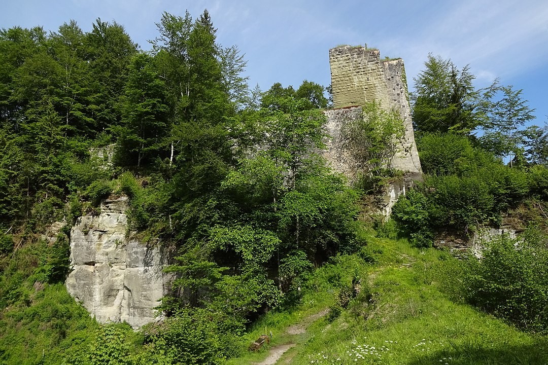 Vue de l'avant-château de la ruine Grasburg avec la tour depuis le sud-est. Les travaux d'assainissement débuteront en mars 2022.