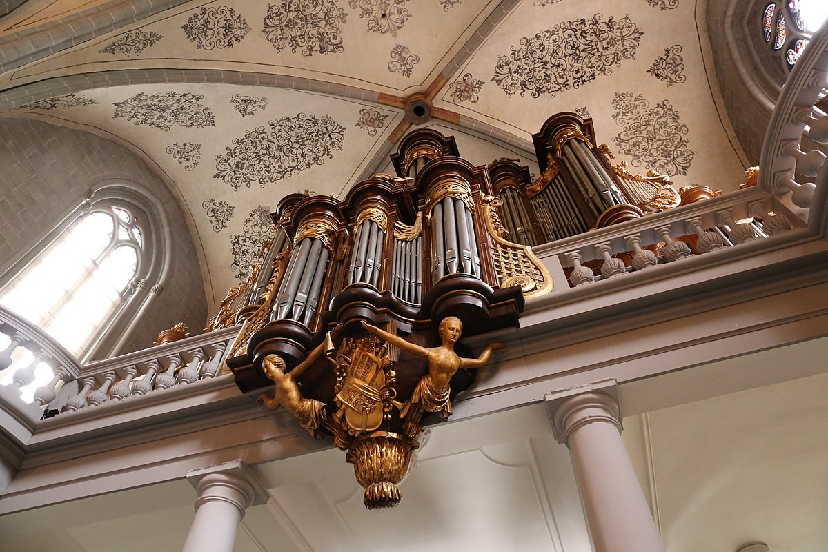 Depuis 2020, deux nouveaux orgues complètent l’ensemble instrumental et font de l’église St-François un lieu unique en Suisse. L’église compte désormais quatre orgues : un positif, un italien, un espagnol et les grandes orgues.