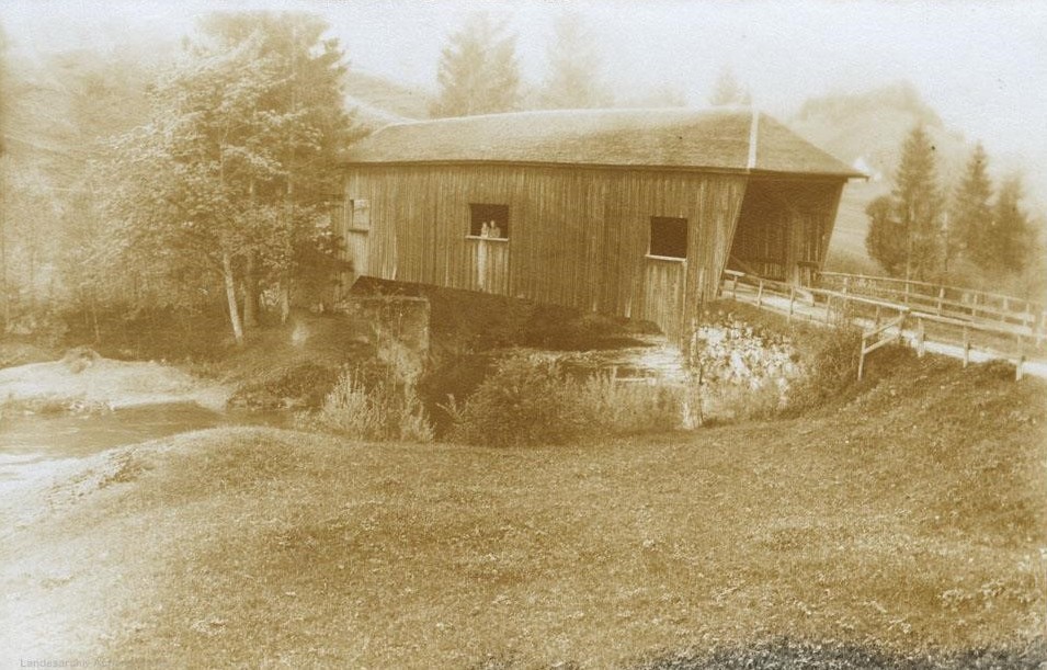 Une ancienne photo du pont historique en bois dans le Lank à Appenzell construit en 1845 par l'architecte C. Fässler.