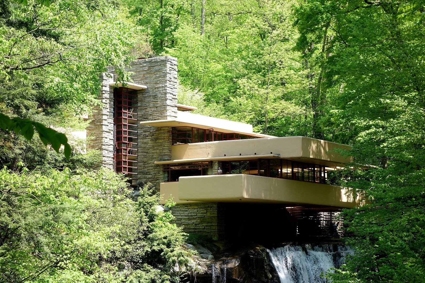 Vue de l'immeuble d'habitation « Falling Water », réalisé par Frank Lloyd Wright entre 1935 et 1939. Aujourd'hui, cette construction fait partie de la liste du patrimoine mondial de l'Unesco.