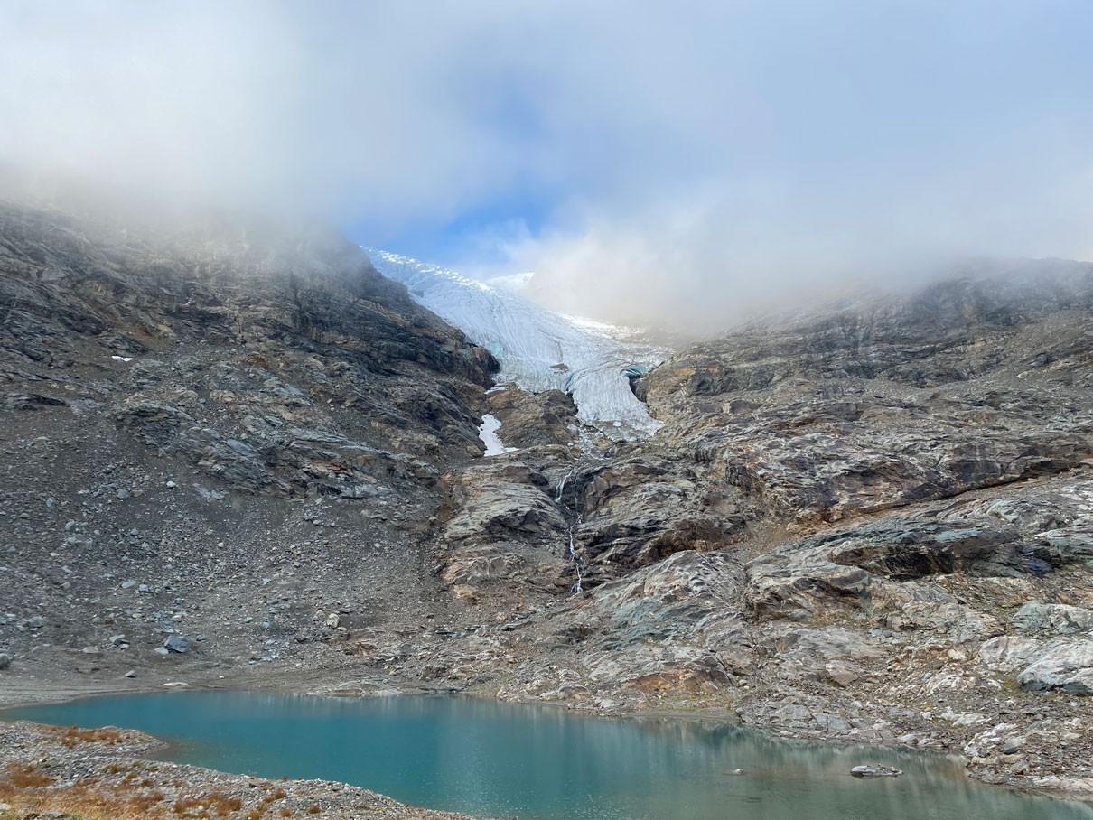 Dans les Grisons, une vingtaine de glaciers sont régulièrement mesurés. Comme les langues glaciaires se sont entre-temps retirées au point de reposer sur des flancs rocheux abrupts ou que la glace est à peine reconnaissable sous les éboulis, les mesures d