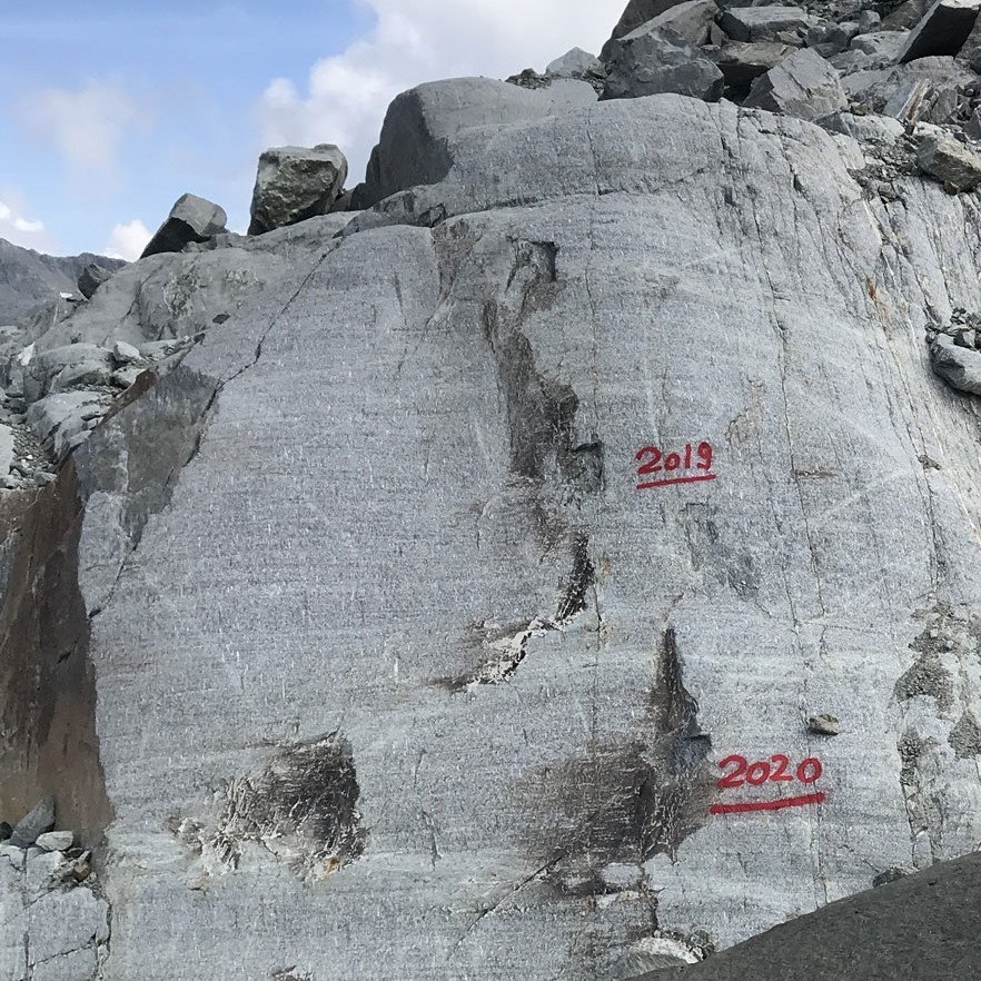 Repères sur le recul du glacier Porchabella en septembre 2021.