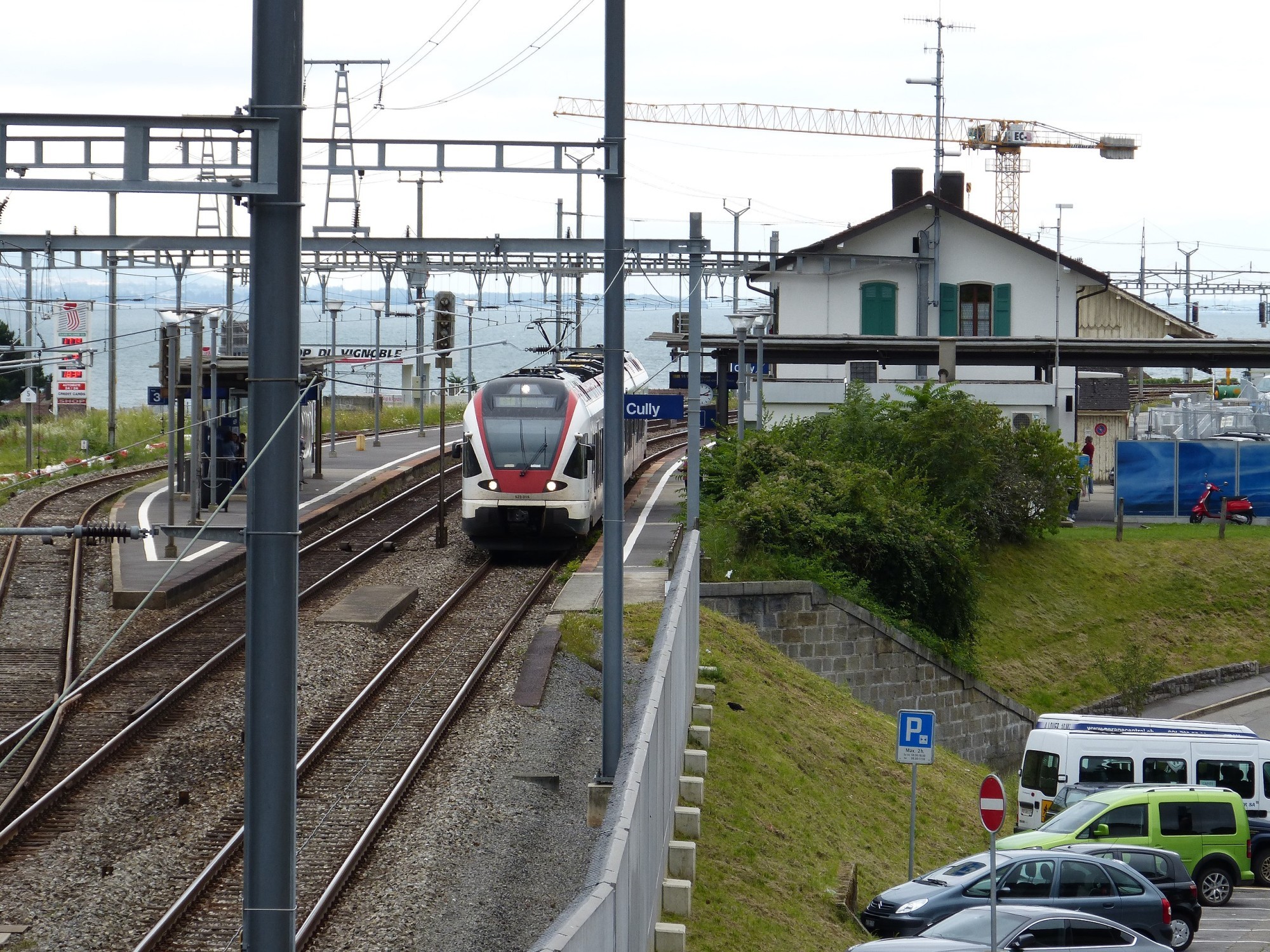 Oubliez cette version de la gare de Cully prise en 2014. Elle est en voie de modernisation et, en 2023, la future place sera aménagée sur deux niveaux.