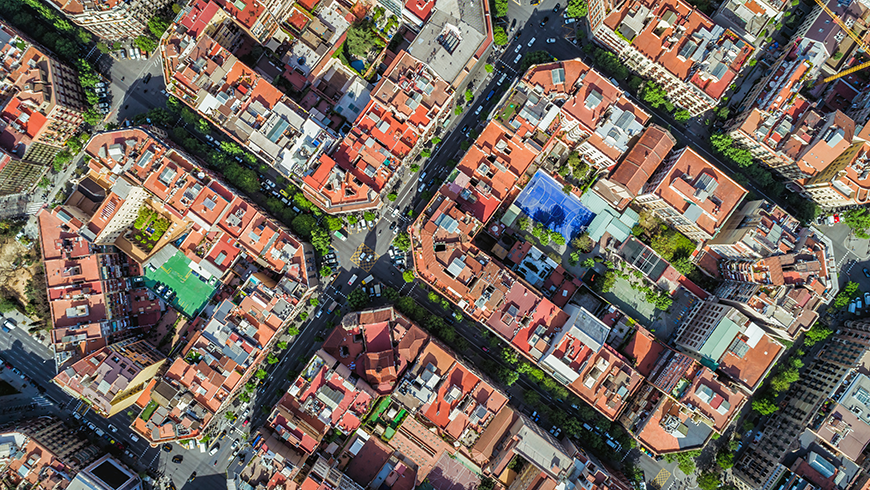 Barcelone présente des structures urbaines idéales pour les Superblocks. Ce principe consiste à regrouper neuf (3x3) blocs de bâtiments et à les séparer par des rues extérieures. Cela permet notamment de créer des pistes cyclables et piétonnes, des espace