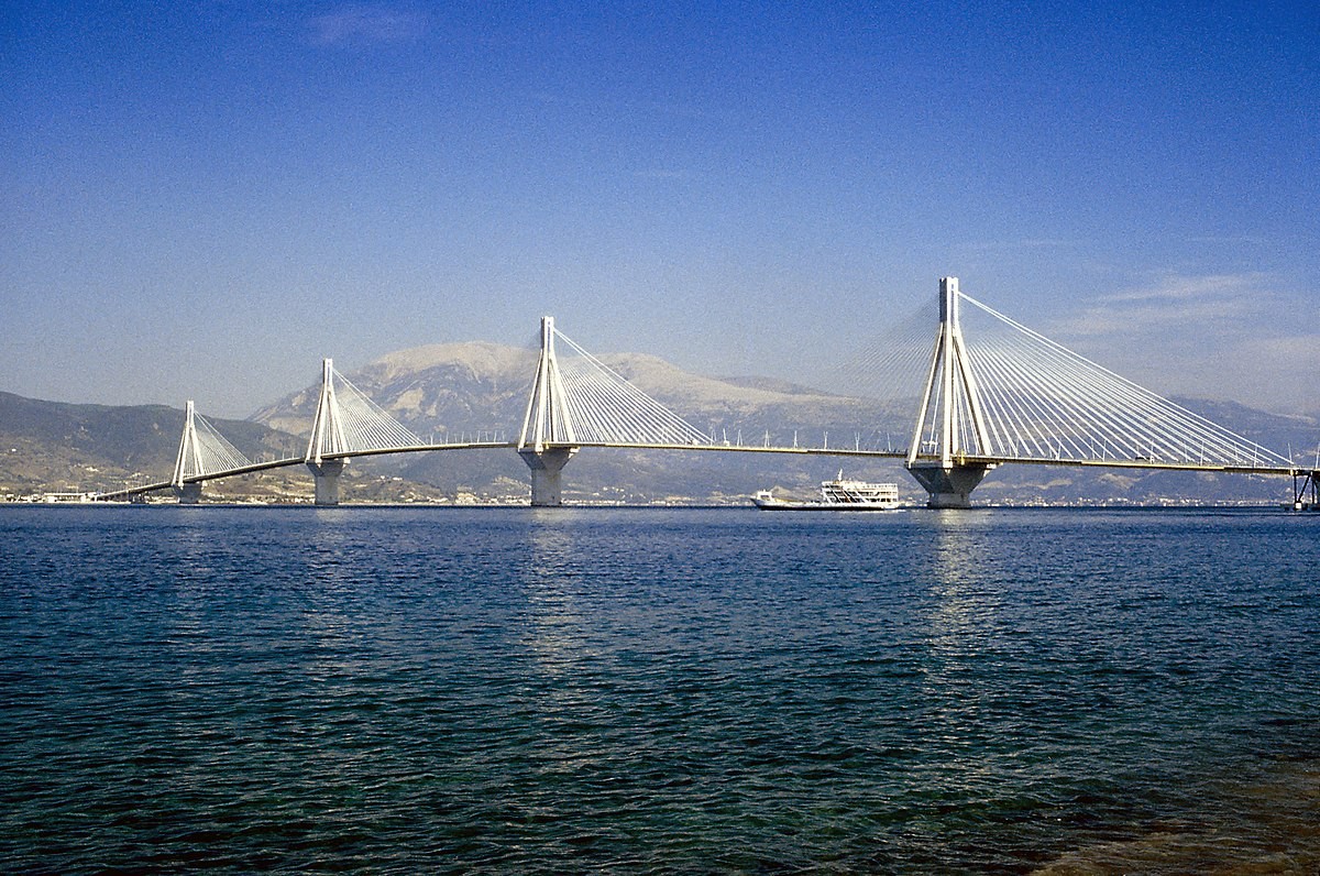 Le pont Rio-Antirrio, officiellement le pont Charilaos Trikoupis, est l'un des plus longs ponts à haubans à travées multiples du monde et le plus long du type entièrement suspendu. Il traverse le golfe de Corinthe près de Patras, reliant par la route la v