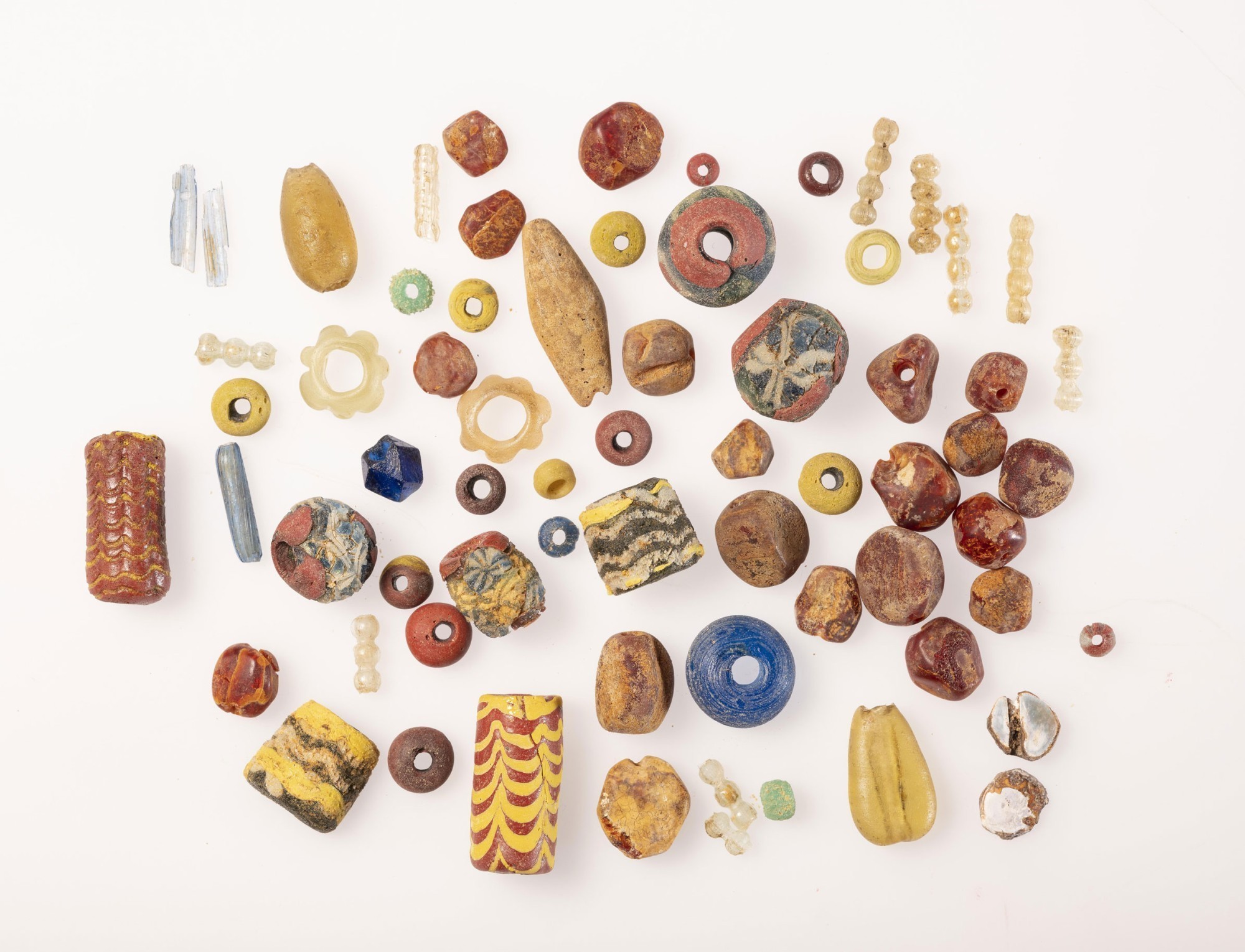 Fouille de perles provenant d'une tombe près de Wettsteinplatz Bâle-Ville, plus de 350 perles de verre et d'ambre de toutes les formes et grandeurs ont été découvertes.