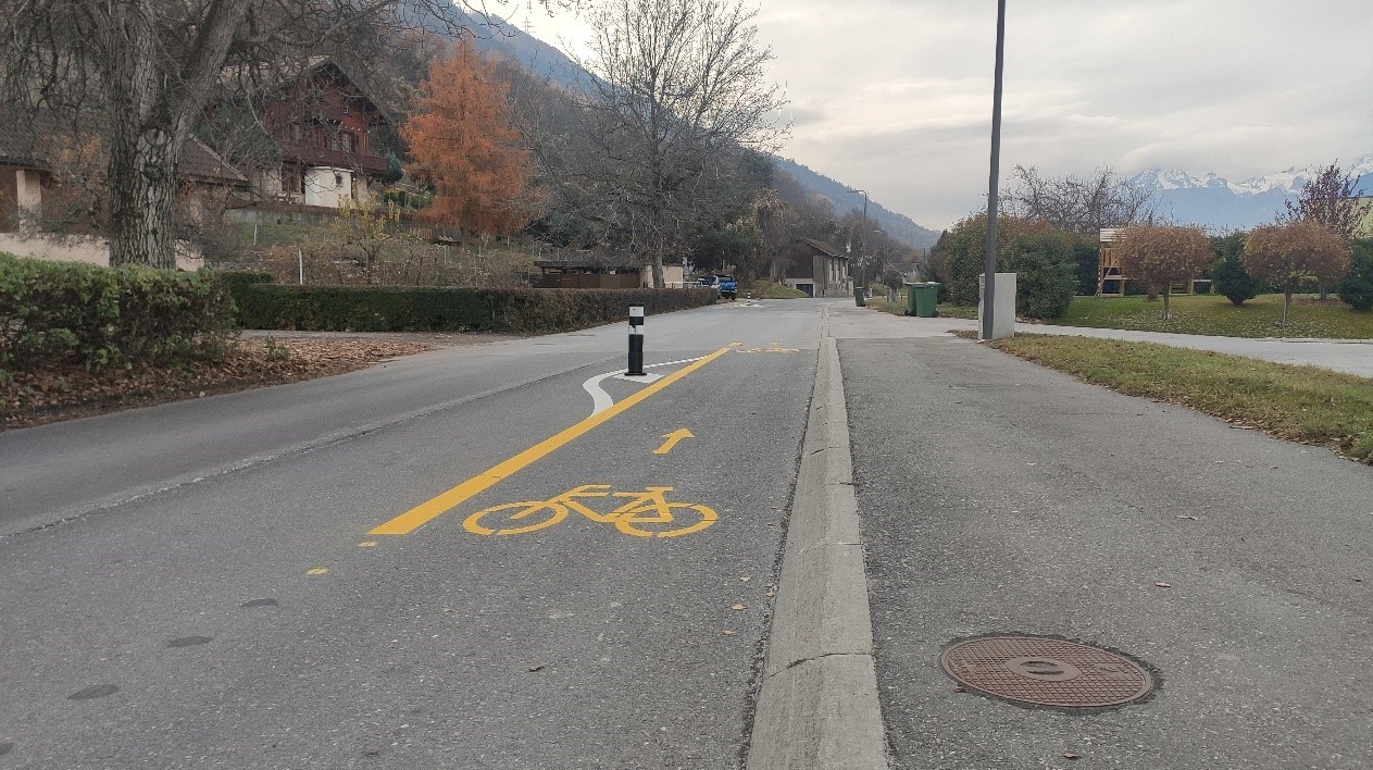 L'aménagement cyclable modérant les vitesses des véhicules sur la route de Bramois fait partie des nombreuses améliorations à l'attention des cyclistes proposées par la Ville.