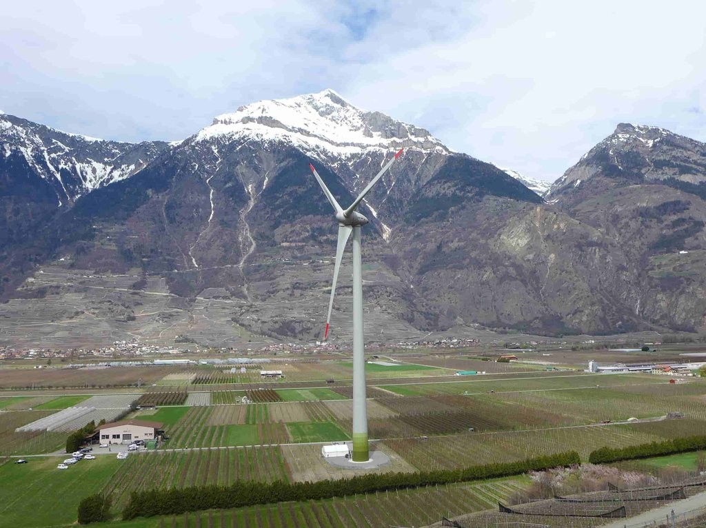 L’éolienne Adonis a été mise en service par ValEole SA en août 2012. La société est créée en partenariat multi-acteurs regroupant les communes de Martigny, Fully, Saxon, Riddes, Saillon et les sociétés électriques de la région. Chacun des partenaires est 