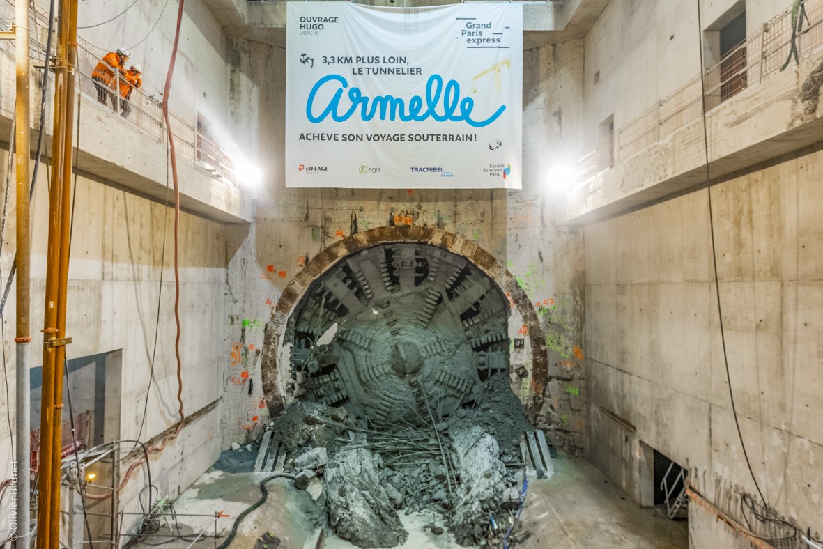 Pendant plus de deux ans le tunnelier Armelle long de 100 m et pesant plus de 1300 t  a été à l'ouvrage sur la ligne. Il perce la paroi de l'ouvrage Hugo.