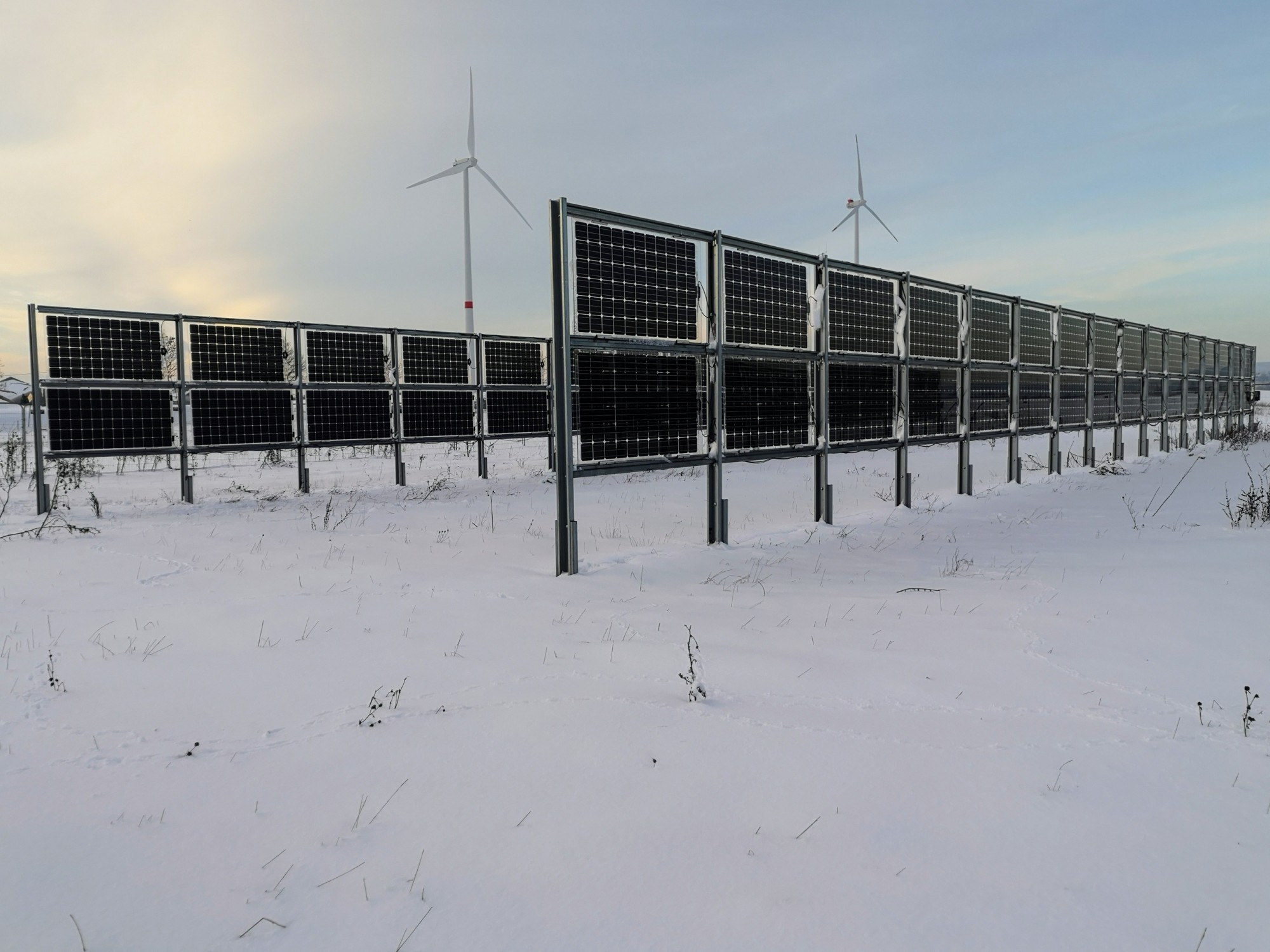 Les modules solaires bifaciaux peuvent produire une quantité d'électricité supérieure à la moyenne, surtout en hiver, lorsque les besoins sont les plus importants. L'altitude augmente leur efficacité. La réflexion de la neige améliore le rendement, ce qui