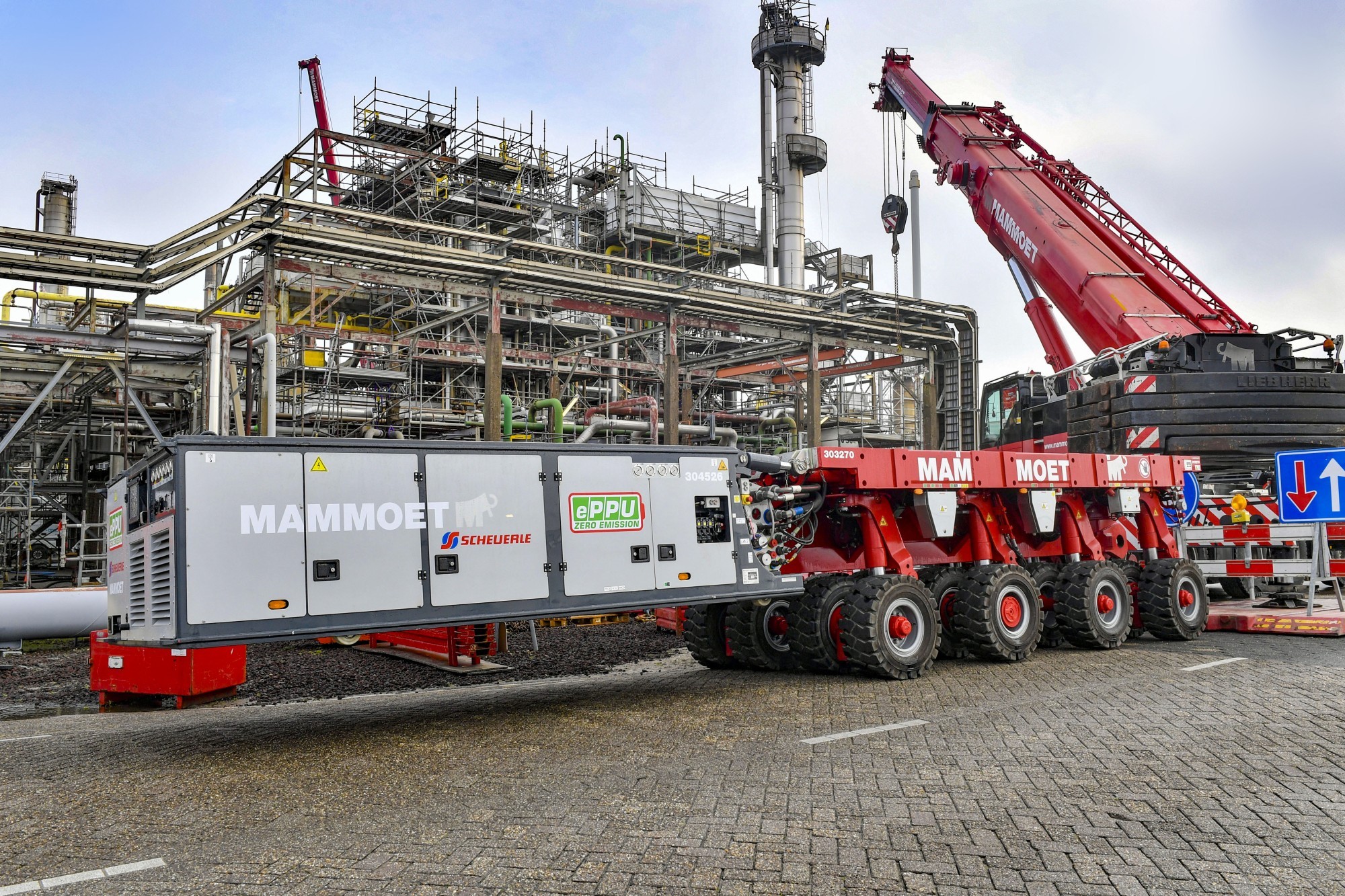 Le premier transport lourd à propulsion électrique s'est achevé à l'usine Shell aux Pays-bas grâce à l'équipement électrique SPMT installé sur le site.