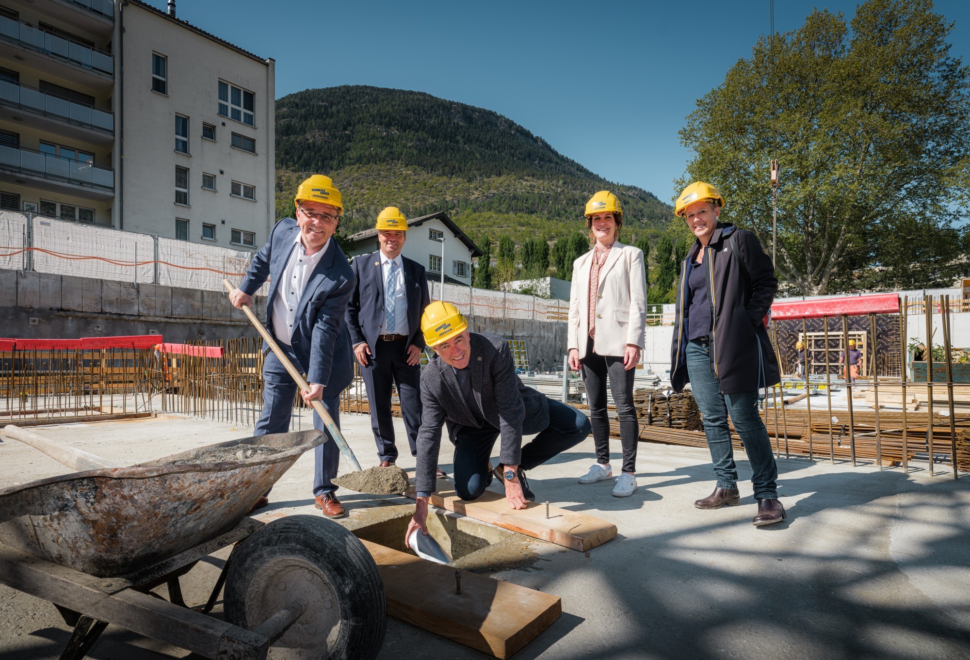 Le chef du Département de l’économie et de la formation, Christophe Darbellay et le chef du Département des finances et de l’énergie, Roberto Schmidt, ont posé la première pierre de la construction du nouveau bâtiment de l’école professionnelle du Haut-Va