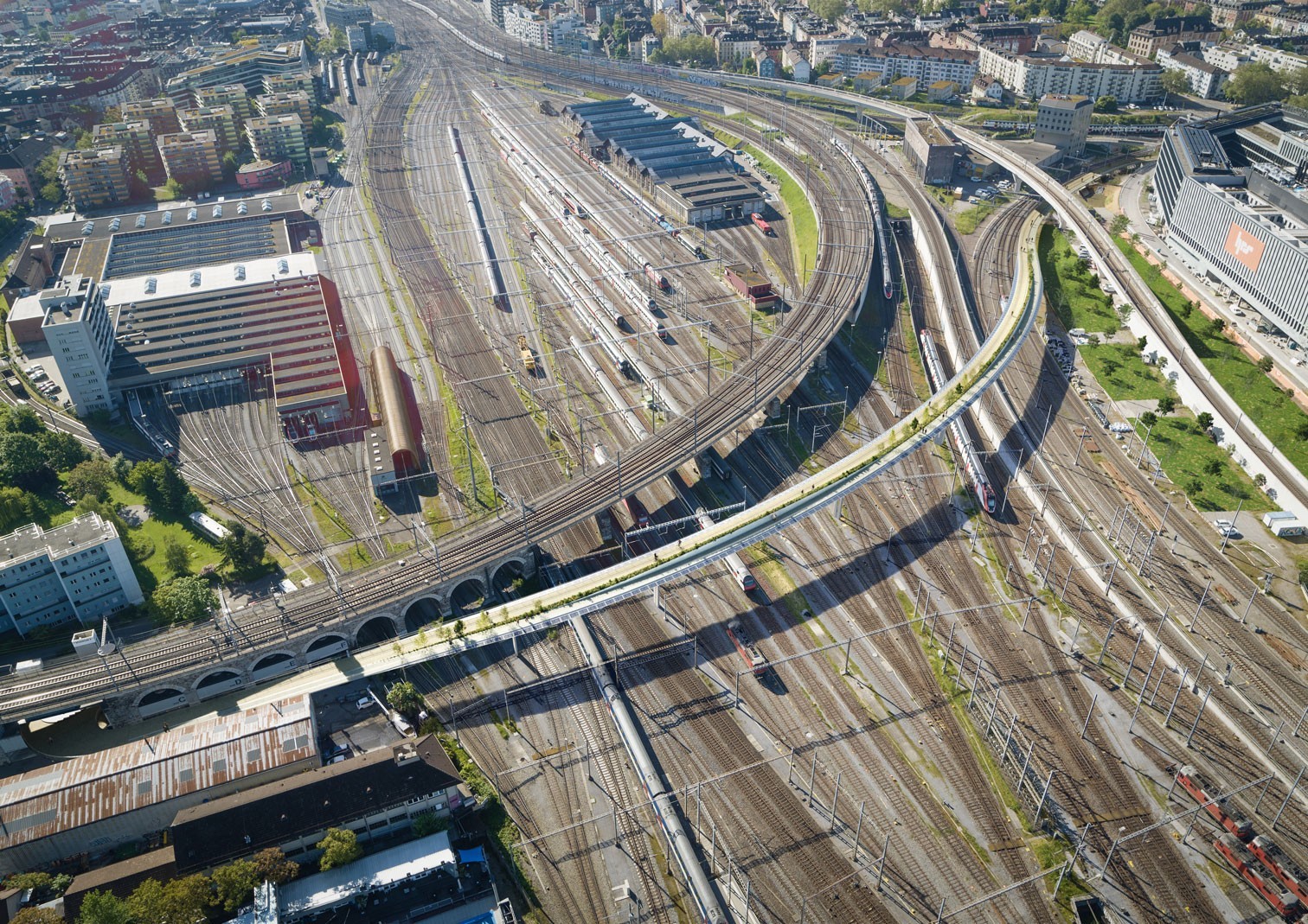 Visualisation du projet «Landschaftsbrücke»: la construction du pont en acier reliera le 4 ème arrondissement au 5 ème en passant sous le pont Kohlendreieck, au-dessus des voies ferrées et le long du viaduc de Wipkinger.