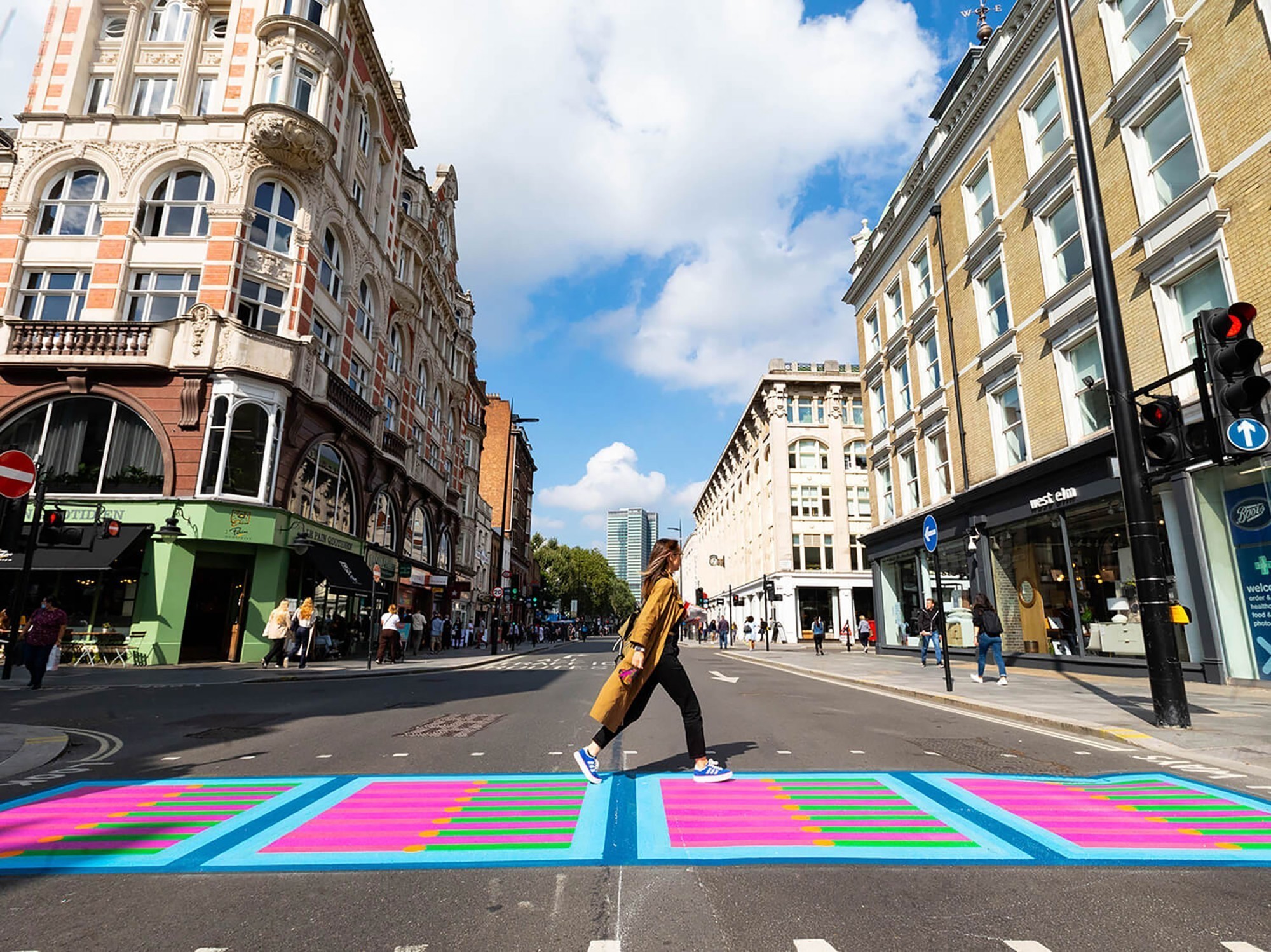 Derrière les motifs éclatants de «Bring Together» à Londres se trouvent Yinka Ilori et des étudiants de l'école d'art de Londres.