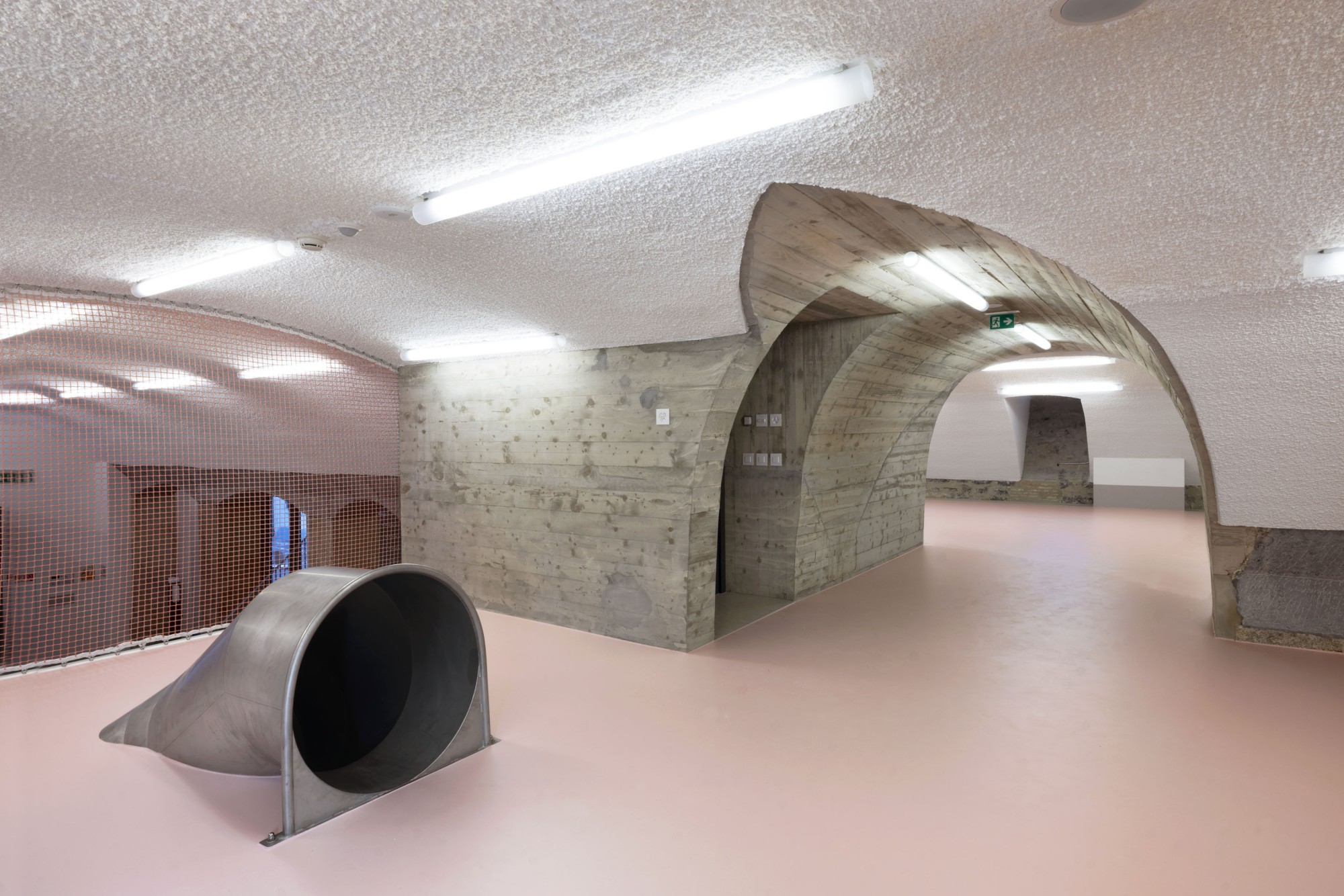 Les enfants bénéficient d’un espace de jeux très original en mezzanine avec un  toboggan intérieur