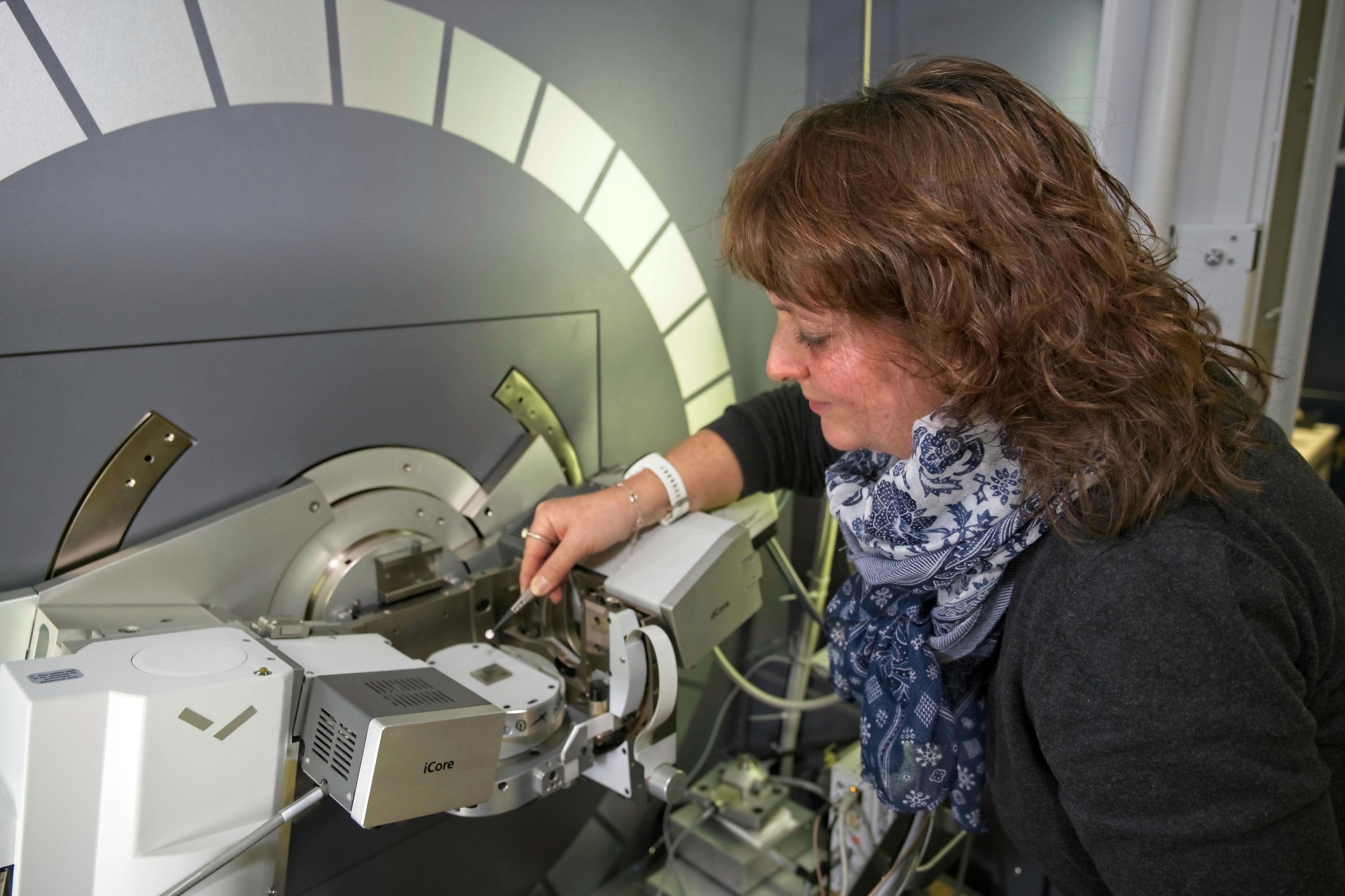 Antonia Neels, chercheuse à l‘Empa, est une experte des verres métalliques et analysera des échantillons provenant de l‘ISS.