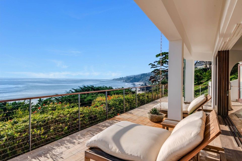 La terrasse spacieuse de la villa permet de se reposer en admirant une vue à couper le souffle sur la plage.