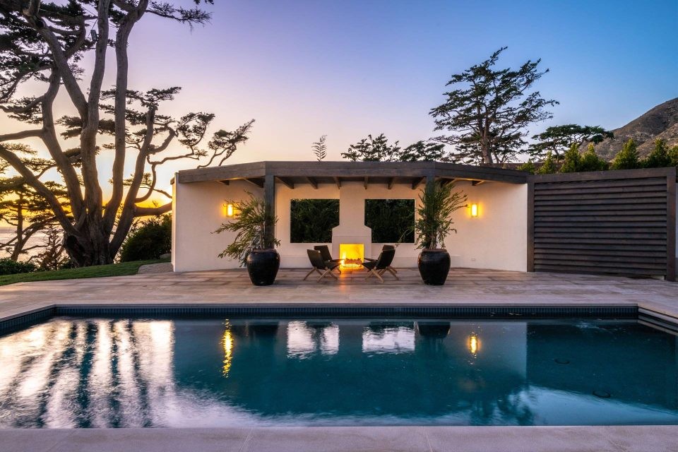 Des courts de tennis, une piscine spectaculaire et un spa comprenant un cabanon avec sa propre cheminée, ainsi que de vastes terrasses permettent de recevoir et de profiter des couchers de soleil exceptionnels qui font la réputation de Malibu.