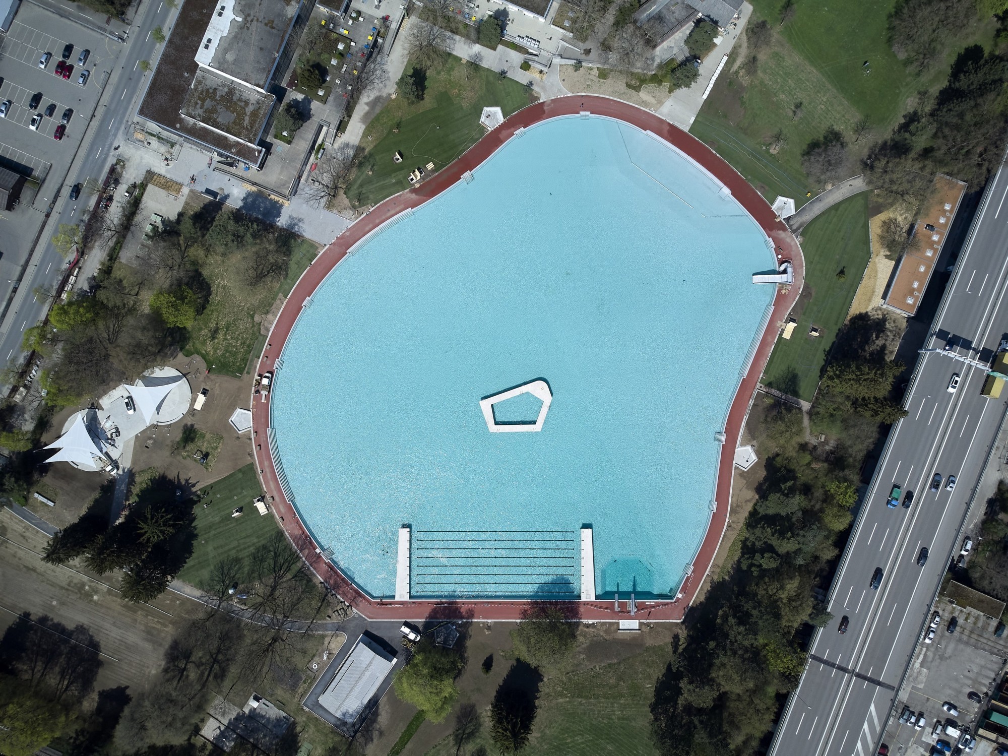 Avec une surface de 16'000 m2, le bassin de natation de Weyermannshaus est plus de deux fois la dimension d'un terrain de football.