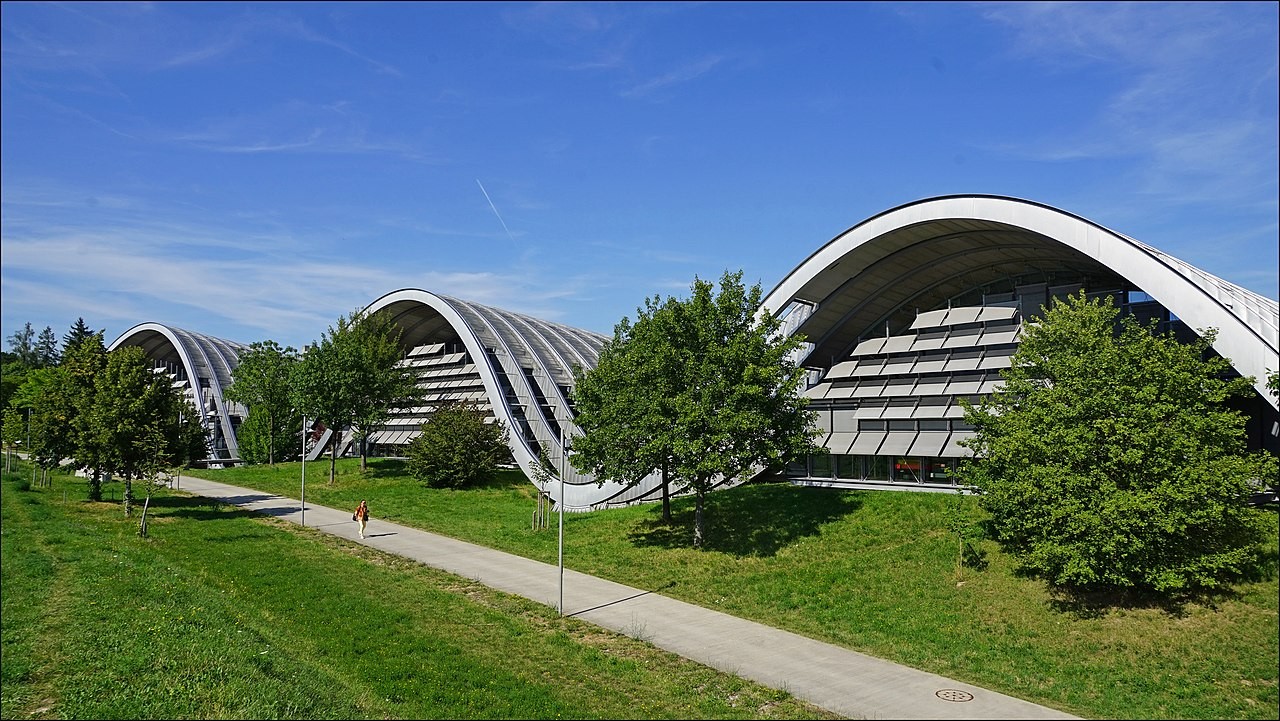 Le Zentrum Paul Klee est un musée conçu par l'architecte italien Renzo Piano et  consacré à Paul Klee. 40 % de l'ensemble de l'œuvre picturale de l'artiste y est exposée.