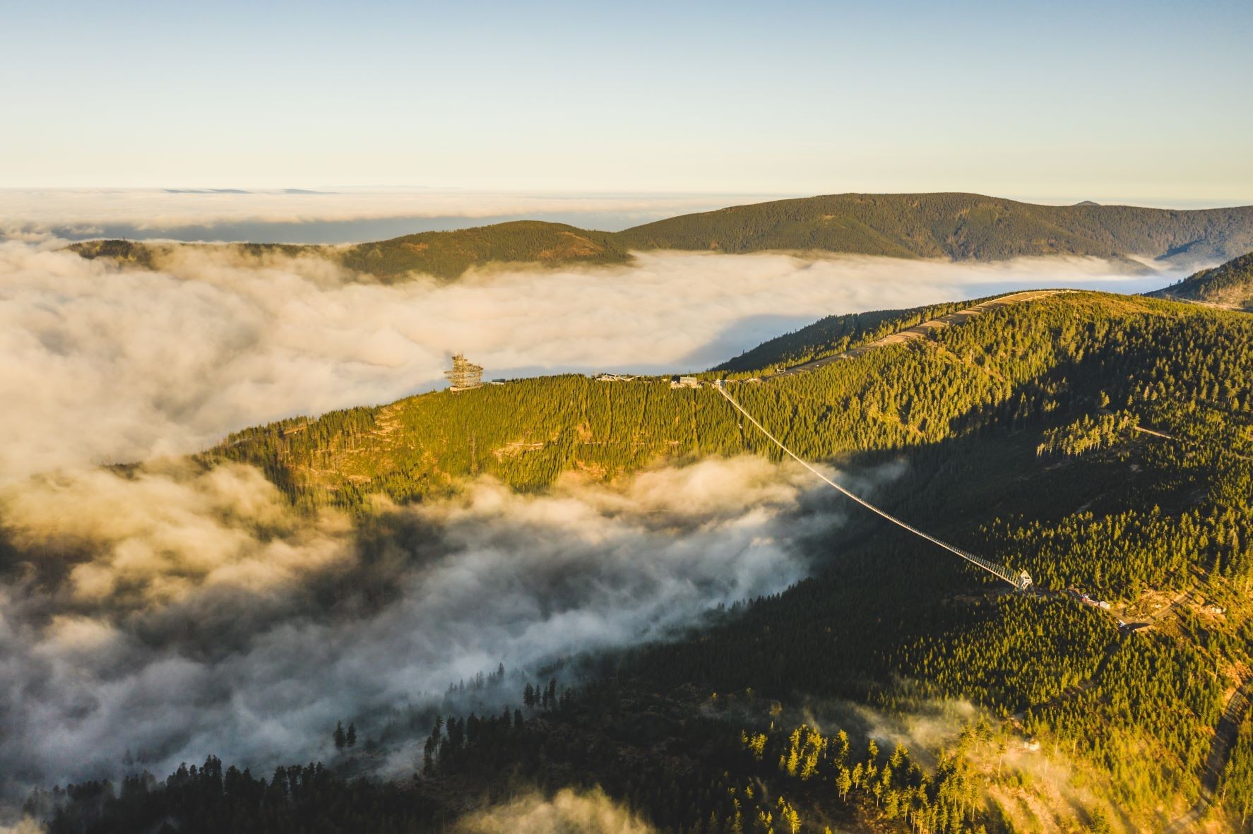 Ce nouveau «pont céleste» en République tchèque part du refuge de Slaměnka sur les pentes de la colline enneigée de Glatz et traverse la vallée jusqu'à la colline de Chlum.