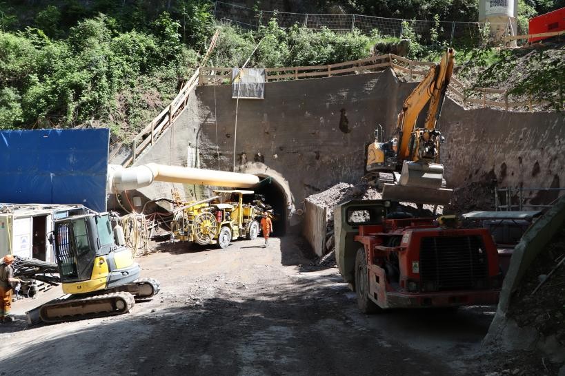 Cette galerie longue de quelque 800 m reliera une prise d’eau en amont du voûtage des Toveires à la centrale située à la sortie de ce même voûtage. Les constructions seront en grande partie intégrées à des aménagements existants sur et aux abords de la ri