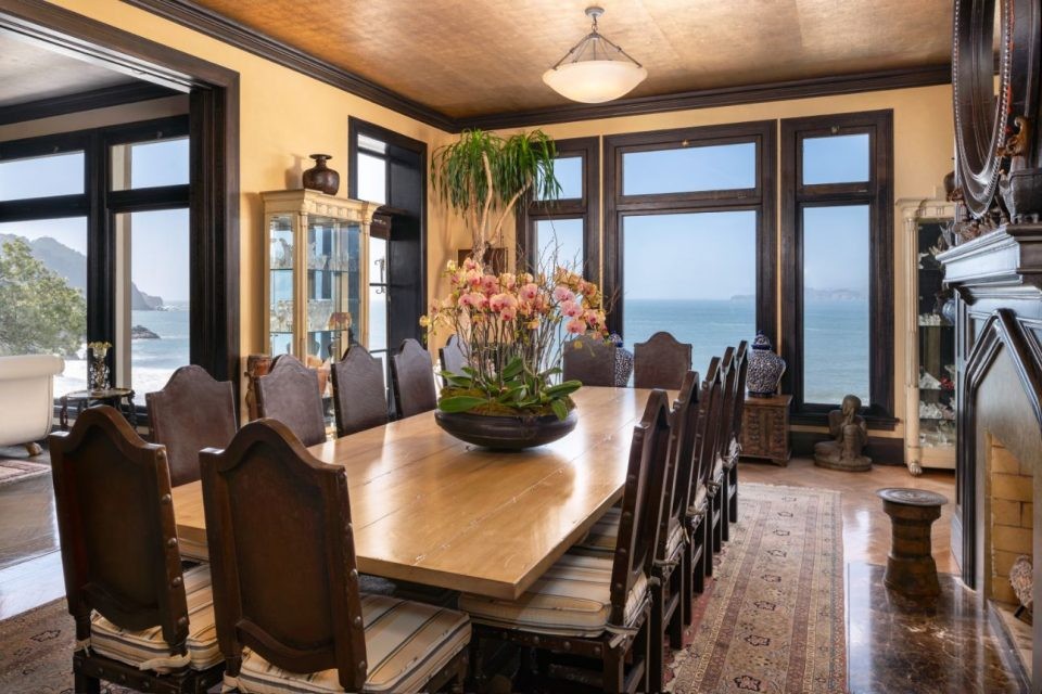 La cuisine a été modernisée et est reliée à une salle à manger familiale avec accès à la grande terrasse orientée au nord et au pont donnant sur l'océan Pacifique.