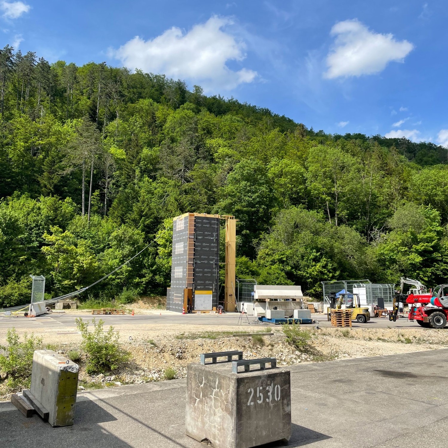 Sécurité parasismique dans la construction en bois: les chercheurs de la Haute école spécialisée bernoise font osciller les bâtiments en bois. Le bâtiment d'essai de quatre étages en lamellé-croisé se trouve  sur le site de la HESB à Vauffelin.