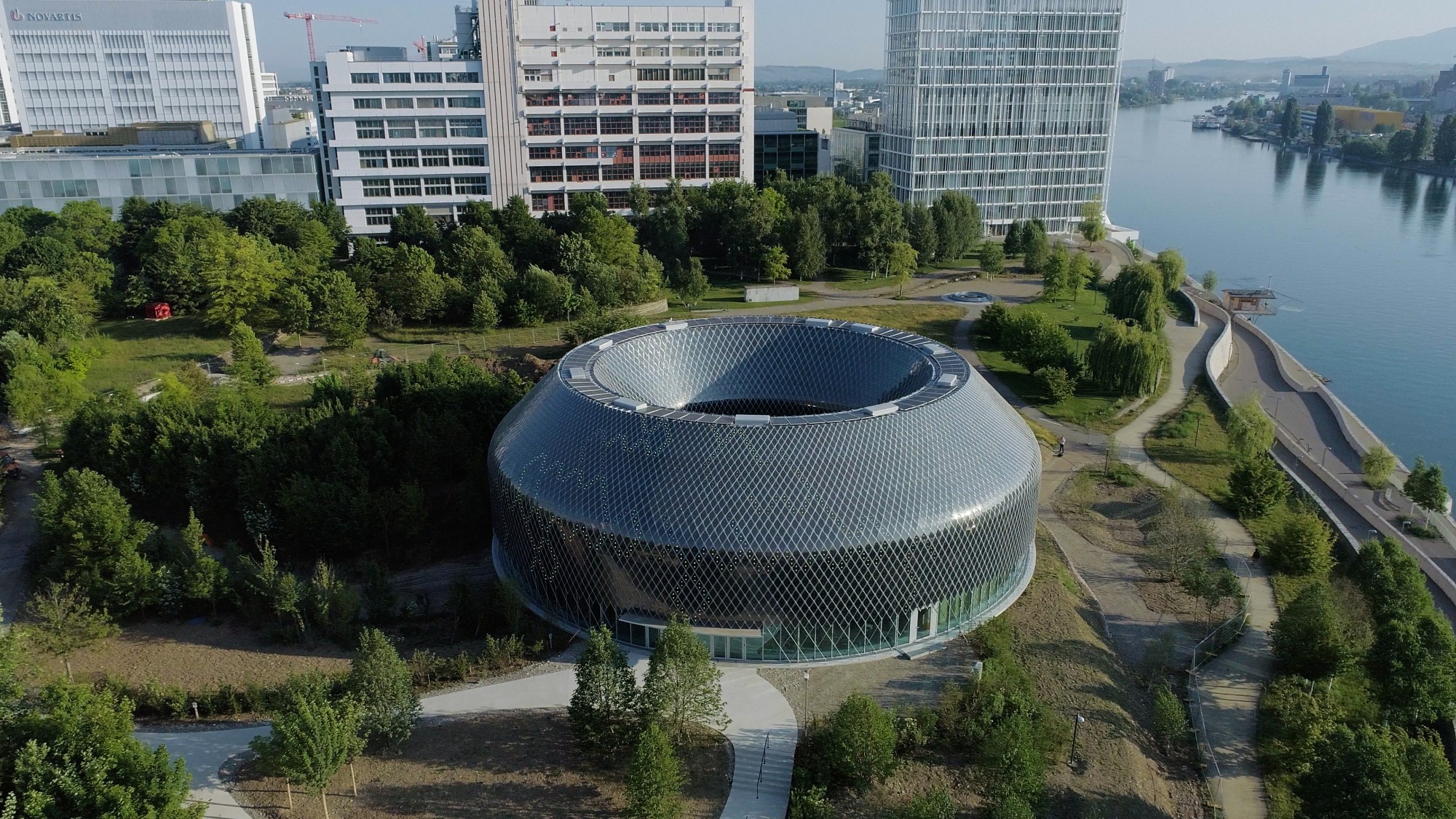 La société pharmaceutique vient d’inaugurer son nouveau centre de conférence à Bâle, le Pavillon Novartis.